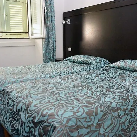 Hostal Ozz *
