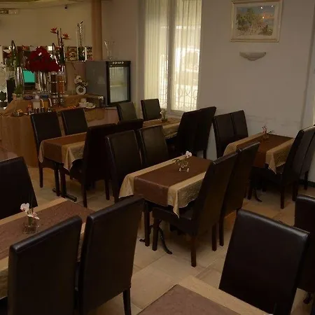 Hostal Ozz *